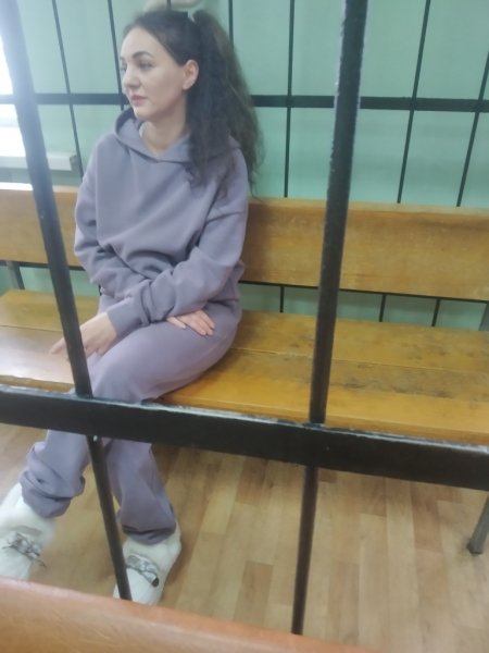 В Новокузнецке к 10,5 годам колонии осуждена цыганка-наркоторговка, которая надела электронный браслет на кота для побега из-под ареста