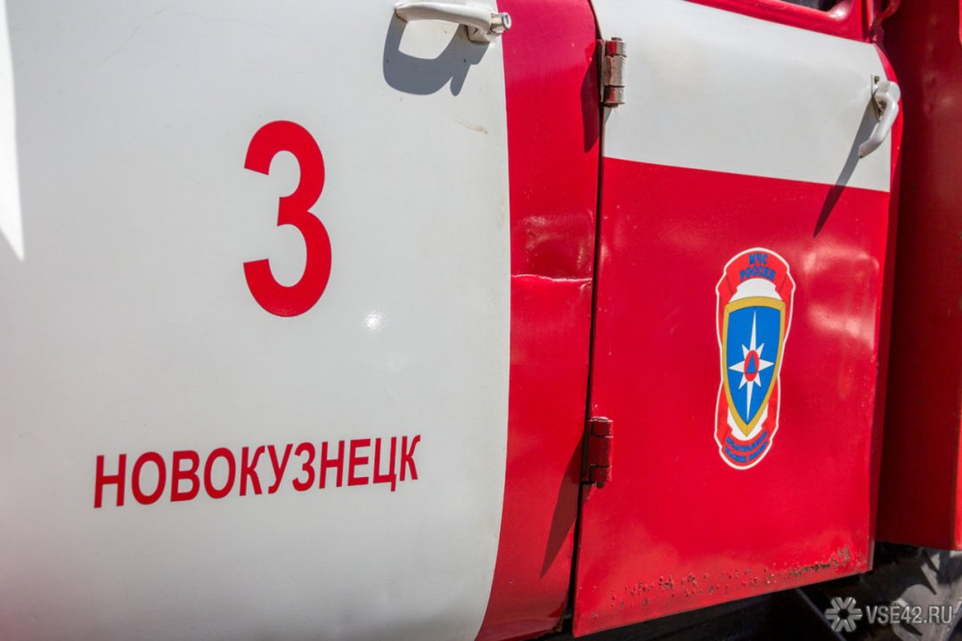 Спасатели МЧС России ликвидировали пожар в частной хозяйственной постройке в Новокузнецком ГО