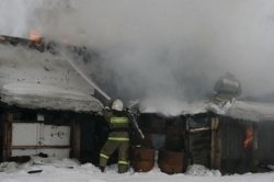 Спасатели МЧС России ликвидировали пожар в частном садовом доме в Новокузнецком МО