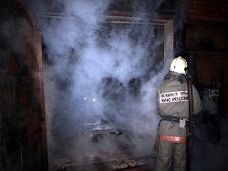 Спасатели МЧС России ликвидировали пожар в частной хозяйственной постройке в Новокузнецком ГО