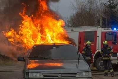 Спасатели МЧС России ликвидировали пожар в частном легковом автомобиле в Новокузнецком ГО